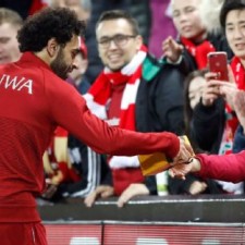 Salah troca camisola com presente de fãs